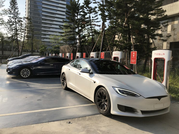特斯拉App新功能 可显示附近可用充电桩