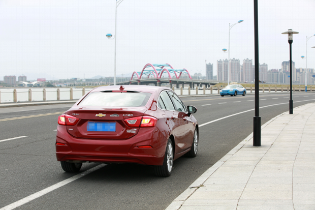 一辆车，两个人，一条回家路