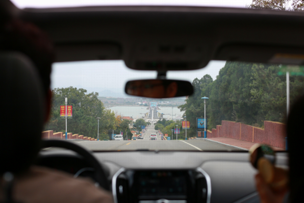 一辆车，两个人，一条回家路