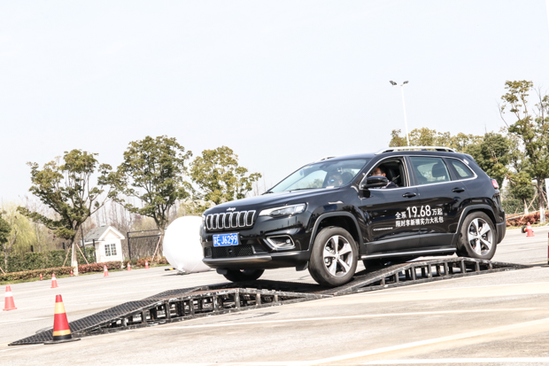 全新Jeep自由光全路况挑战赛苏州站 热爱生活实力座驾