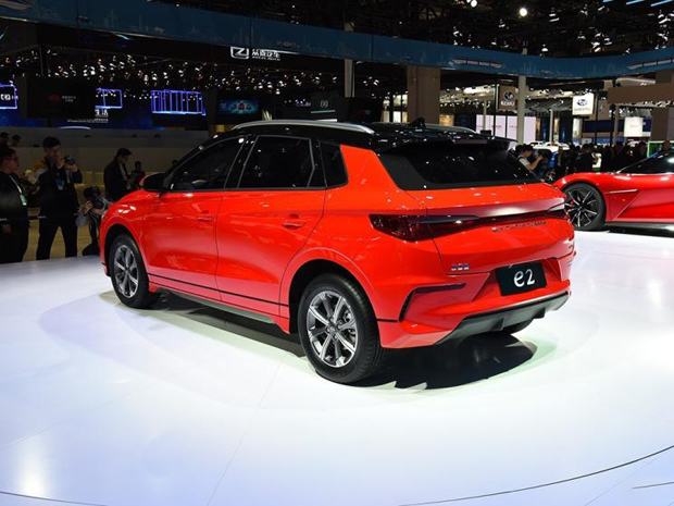 将于7月中旬上市 比亚迪e2量产车型下线