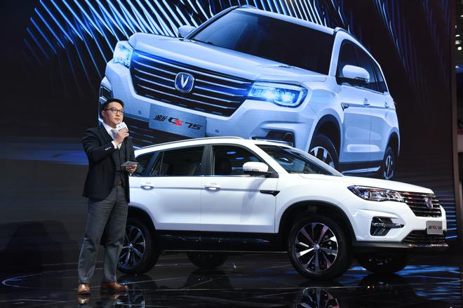 豪华驾舱智慧SUV 长安新CS75上市9.98万起